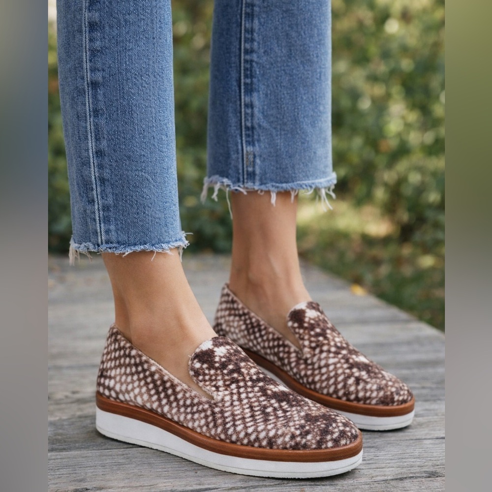 Free People Snake Eyes
Velvet Textured Loafers Slip On shoes size 37